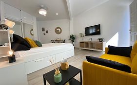 Estudio con Piscina y Parking, Playa a 4 Min a Pie, Tren a 2 Min